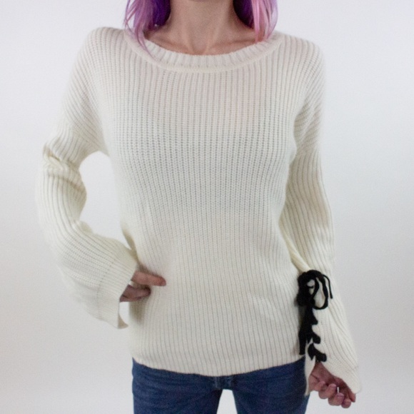 VeryJ Unique Sleeve Tie Wool & Angora Sweater NWOT - Picture 3 of 5